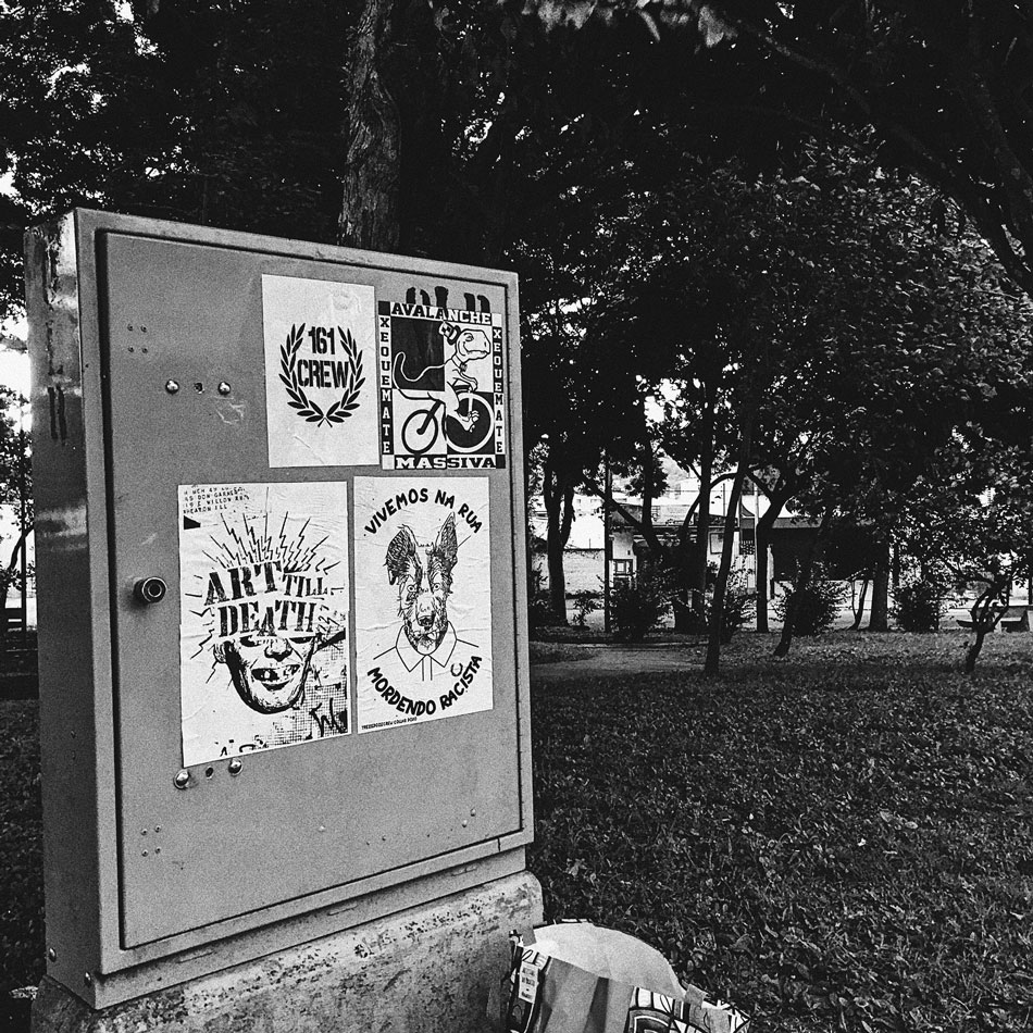 Colagem em ponto de ônibus lambes dodô e revolback - colagem de lambes - exposição do coletivo os cola sp e colagem de sticker em placa no mesmo dia 2